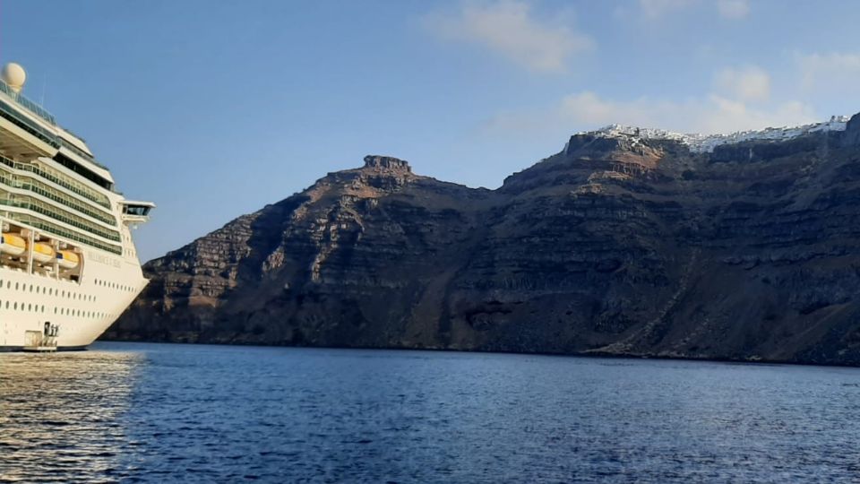 En la isla de Santorini, Grecia, siguen los temblores y el desalojo de los habitantes y turistas.