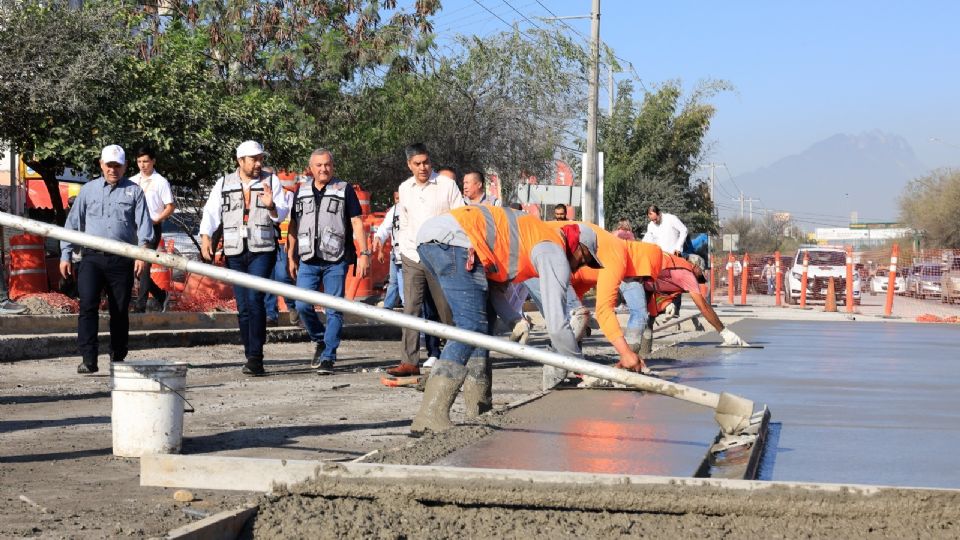 El alcalde Héctor García supervisando los avances de la rehabilitación de la avenida Eloy Cavazos en Guadalupe.