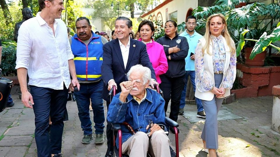 Asiste uno de los últimos alumnos de la artista coyoacanense, Arturo Estrada, así como familiares de los demás artistas.