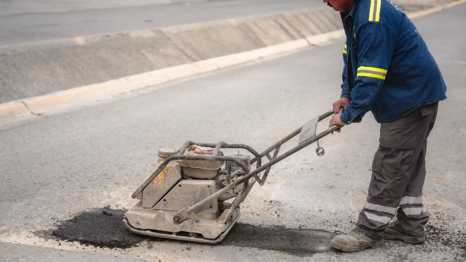 Las cuadrillas de la Secretaría de Servicios Públicos acuden para rehabilitar daños en vialidades.