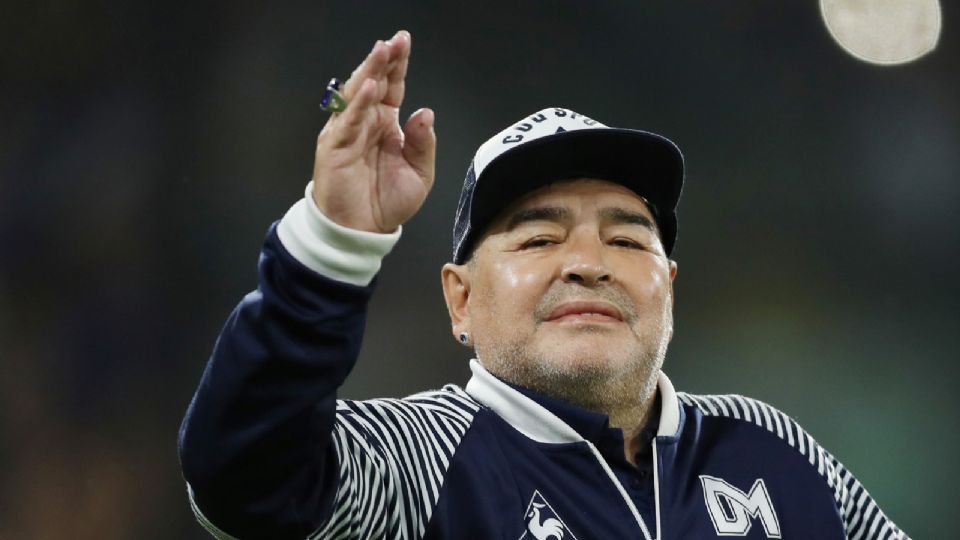 FOTO DE ARCHIVO. Diego Armando Maradona saluda antes del partido de Gimnasia y Esgrima contra Boca Juniors, en el estadio Alberto J. Armando, en Buenos Aires, Argentina. 7 de marzo de 2020.