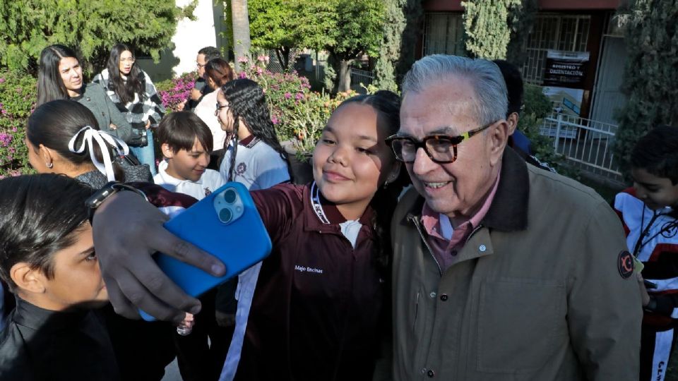 “Esta beca es para que las y los estudiantes permanezcan en la escuela, para evitar la deserción (…) y tengan un futuro con mejores oportunidades”, destacó Rocha Moya.