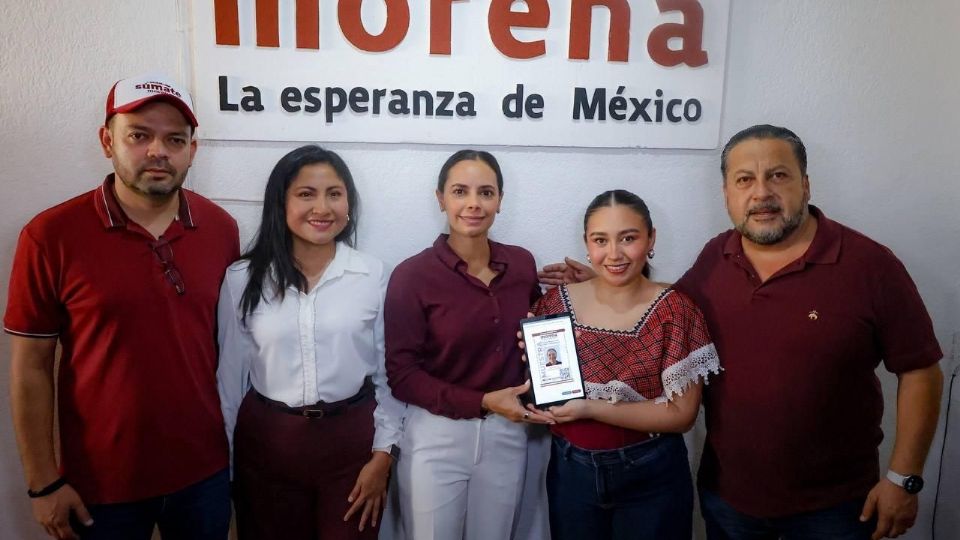 La presidenta municipa de Cancúnl, Ana Paty Peralta, presentó su registro de afiliación a Morena.