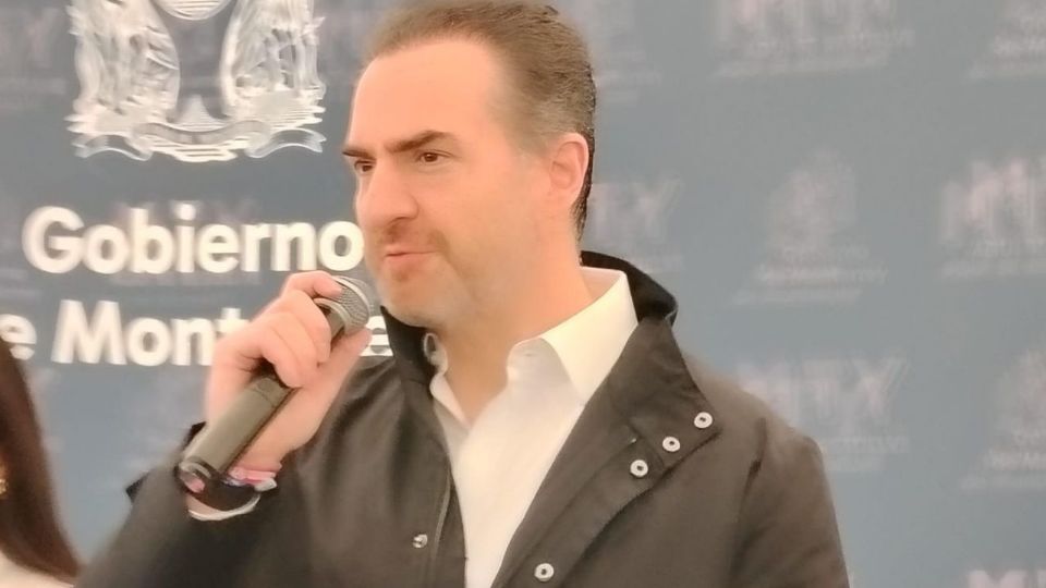 El alcalde Adrián de la Garza durante la presentación de las nuevas acciones para combatir la contaminación en Monterrey.