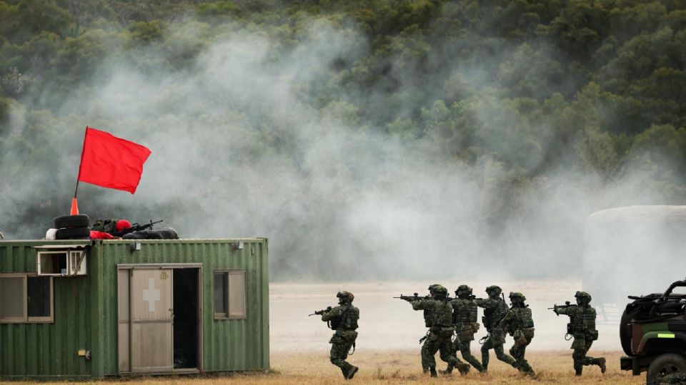 Personal militar de Taiwán realiza maniobras durante un ejercicio en un campamento militar en el condado de Hsinchu, Taiwán, el 7 de enero de 2025.