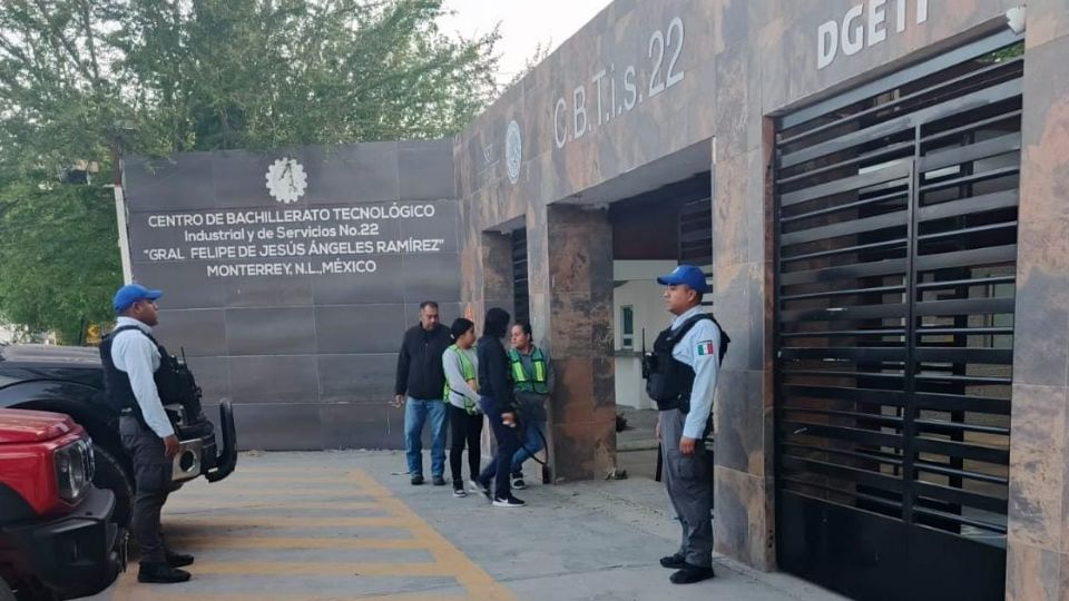 Elementos de la Policía de Monterrey revisaron las instalaciones del plantel educativo.