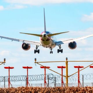 Caos en el aeropuerto de Londres: Incendio provoca cierre total de Heathrow y así ocurrió | VIDEO