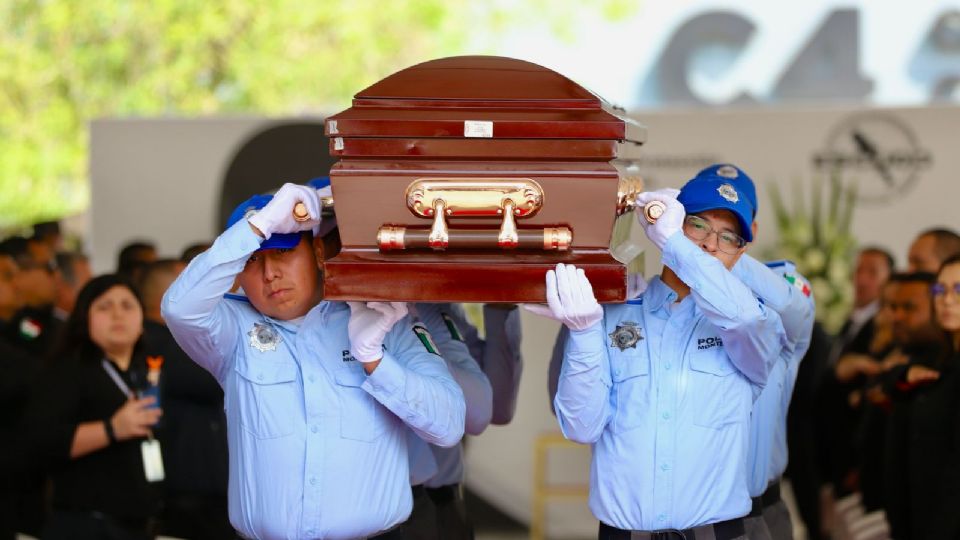 El alcalde de Monterrey, Adrián de la Garza, encabezó la Guardia de Honor en memoria del policía Raymundo Vásquez García, quien murió en cumplimiento de su deber.