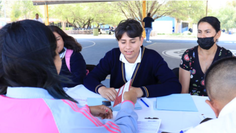 Durante esta semana se continuará con la entrega de las tarjetas a los beneficiarios de la beca Rita Cetina.