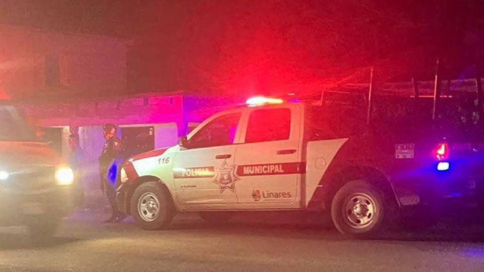 Oficiales de la Policía de Linares acudieron a la zona del ataque.