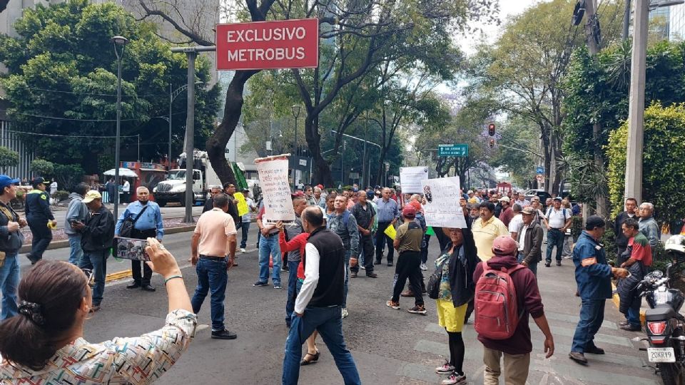 Los ex trabajadores de Luz y Fuerza del Centro paralizan Insurgentes Sur.