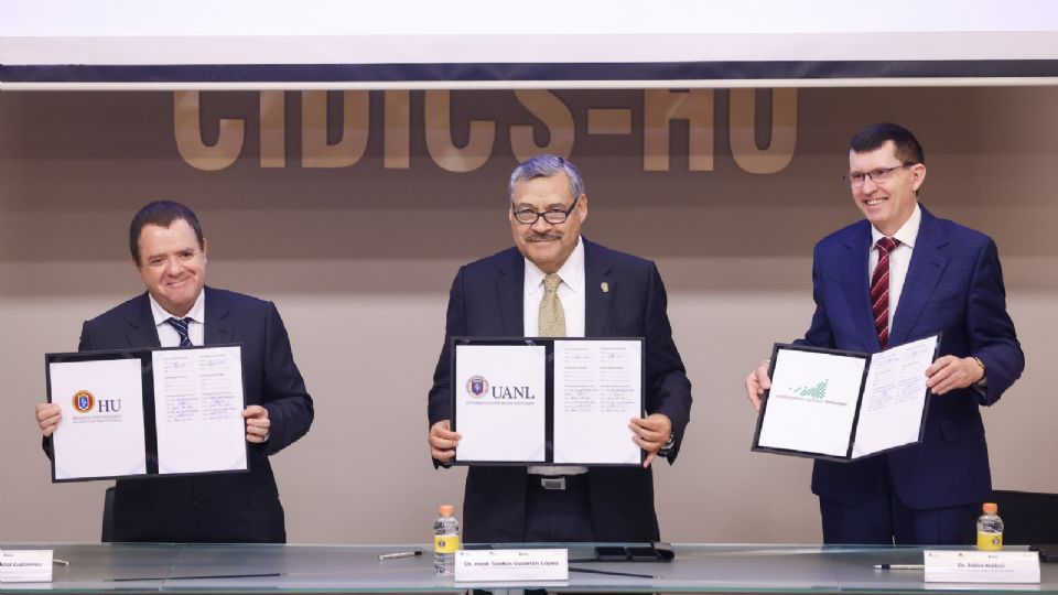 Firma del convenio IROCA entre la UANL, el Centro Oncológico de la Gran Polonia y el Instituto Catalán de Oncología.