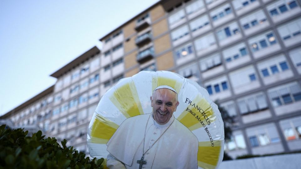 FOTO DE ARCHIVO. Un globo con una imagen del papa Francisco flota en el exterior del Hospital Gemelli, donde el pontífice argentino está ingresado para recibir tratamiento, en Roma, Italia. 4 de marzo de 2025.