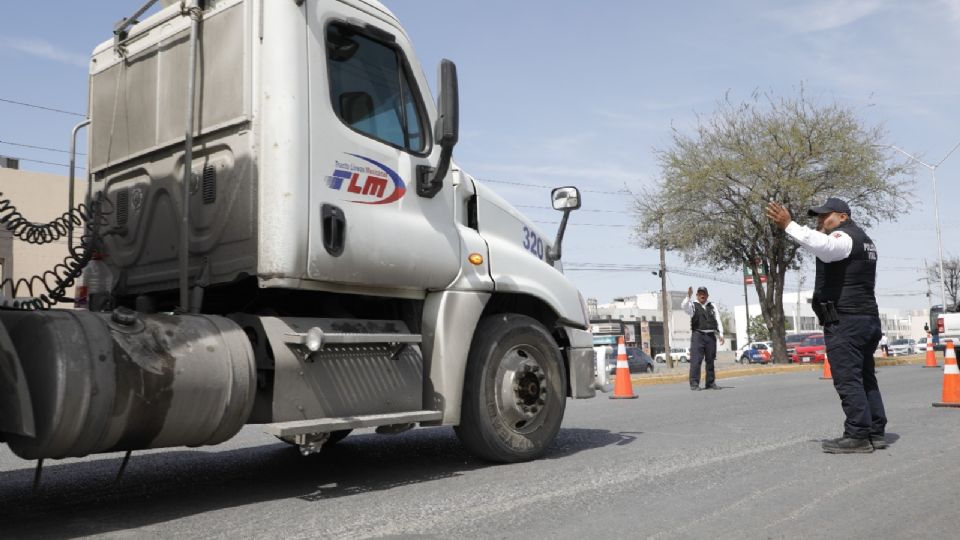 Autoridades de Escobedo realizan operativos viales para detectar vehículos contaminantes y reducir los niveles de contaminación en la zona metropolitana.

