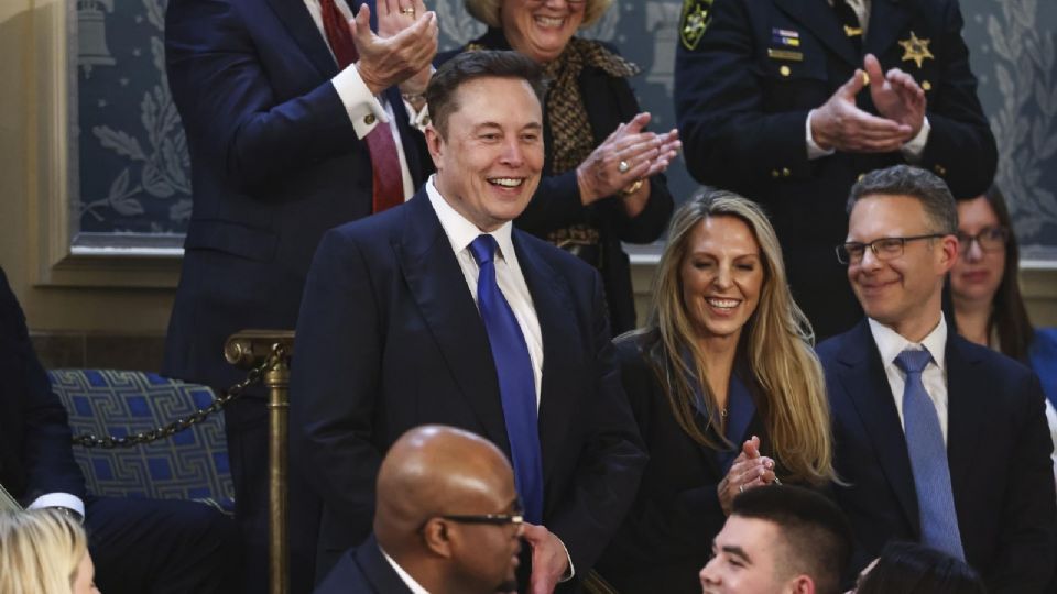 Elon Musk ovacionado en el Congreso tras ser nombrado líder del DOGE por Trump.