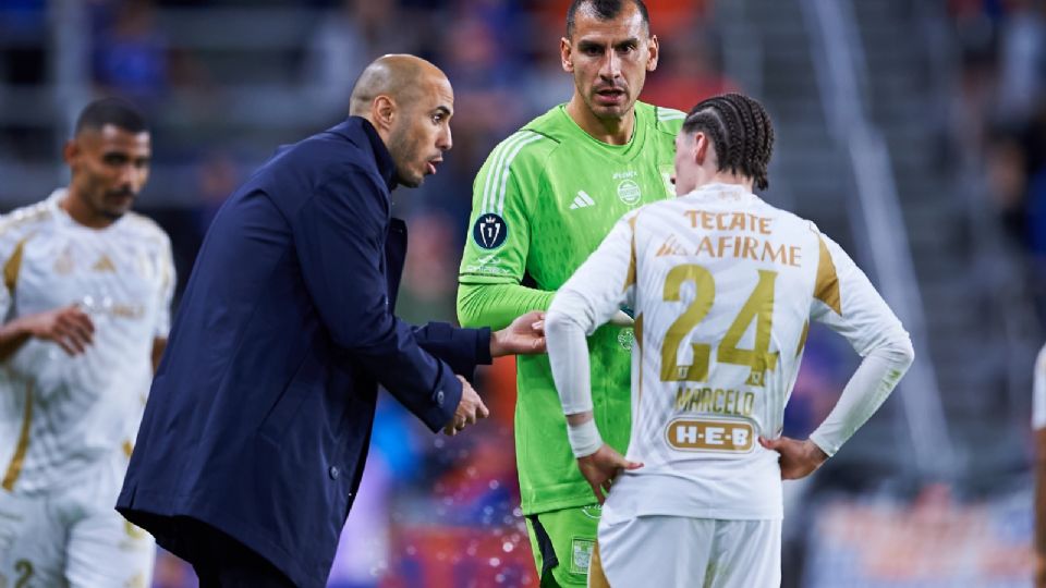 Guido Pizarro durante su debut como técnico de Tigres.