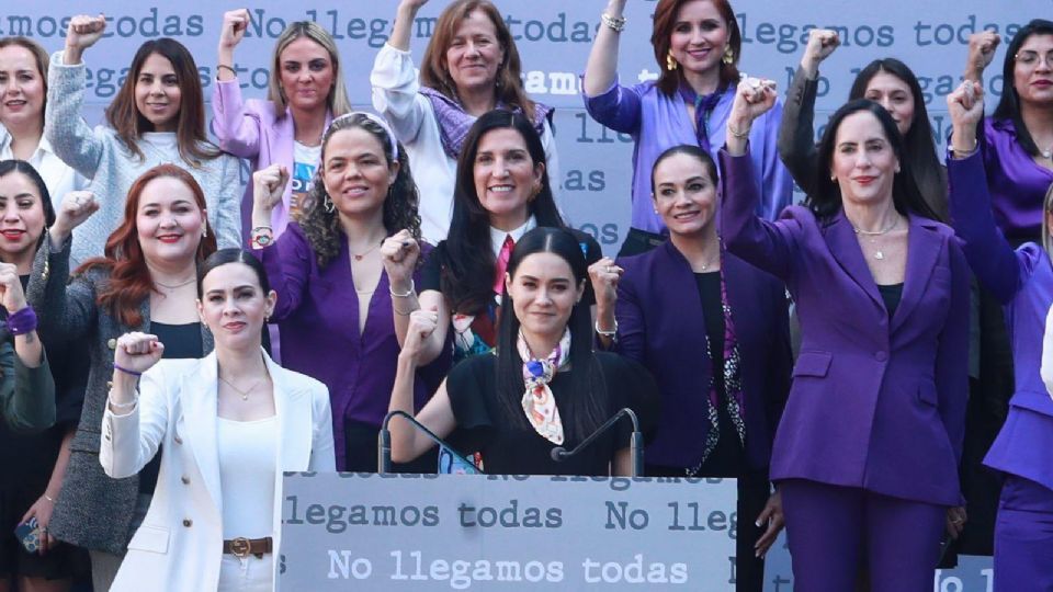 Mujeres panistas rechazaron las vallas afuera de Palacio Nacional ante el 8M.