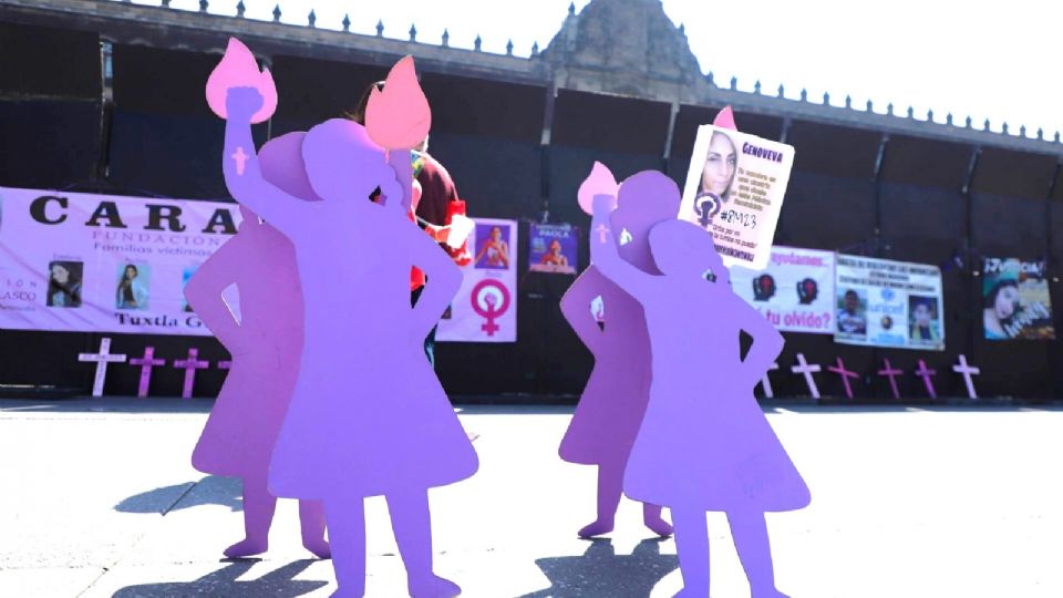 Las figuras fueron colocadas frente a las vallas que protegen Palacio Nacional, en el Zócalo de CDMX.