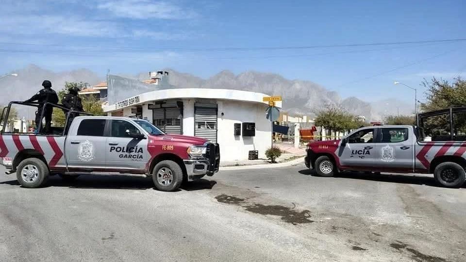 En el lugar se detuvieron a tres personas que hasta el momento no han sido identificadas.