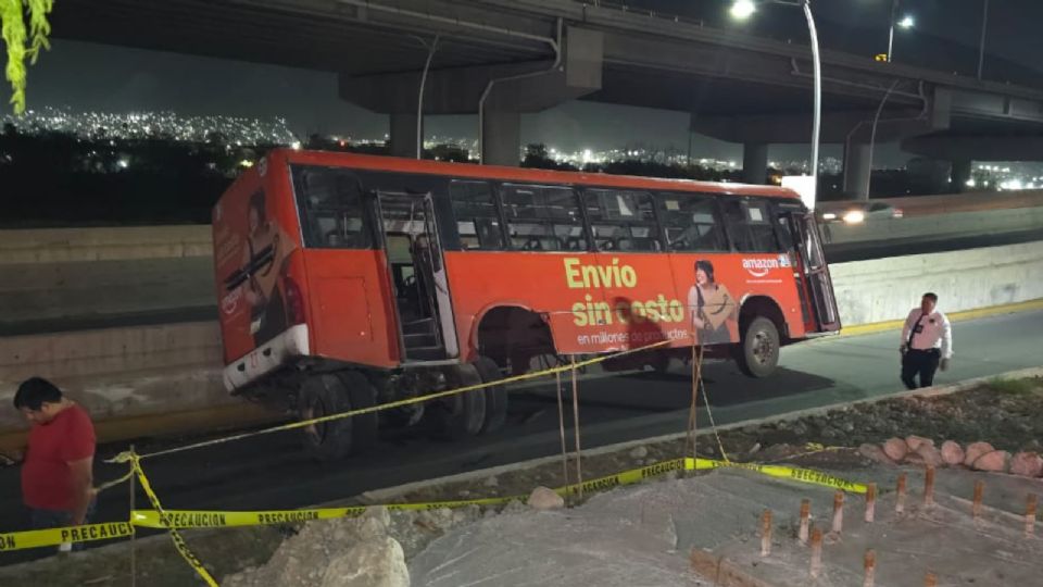 La unidad de la ruta 203 quedó recostada sobre el muro divisorio, sin que se registraran personas lesionadas.