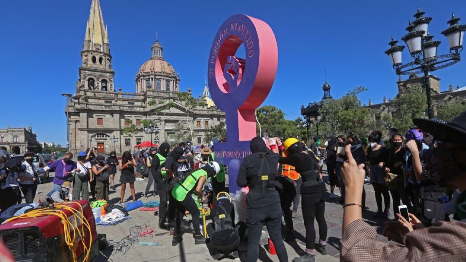 Un grupo de mujeres feministas del colectivo 8 de marzo instalan en anti monumento en conmemoración a la no violencia por el 8M.