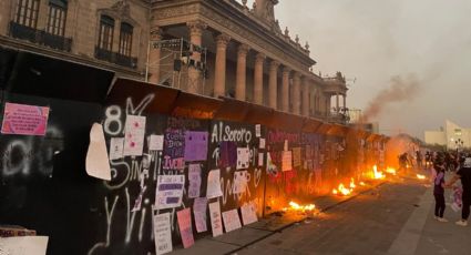 Feministas encapuchadas causan incendios en la marcha del 8M en Monterrey