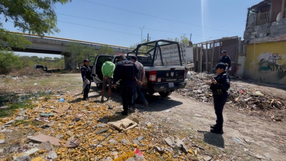 Los hombres fueron sorprendidos en fragancia cuando arrojaban los desechos cerca del lecho del río.