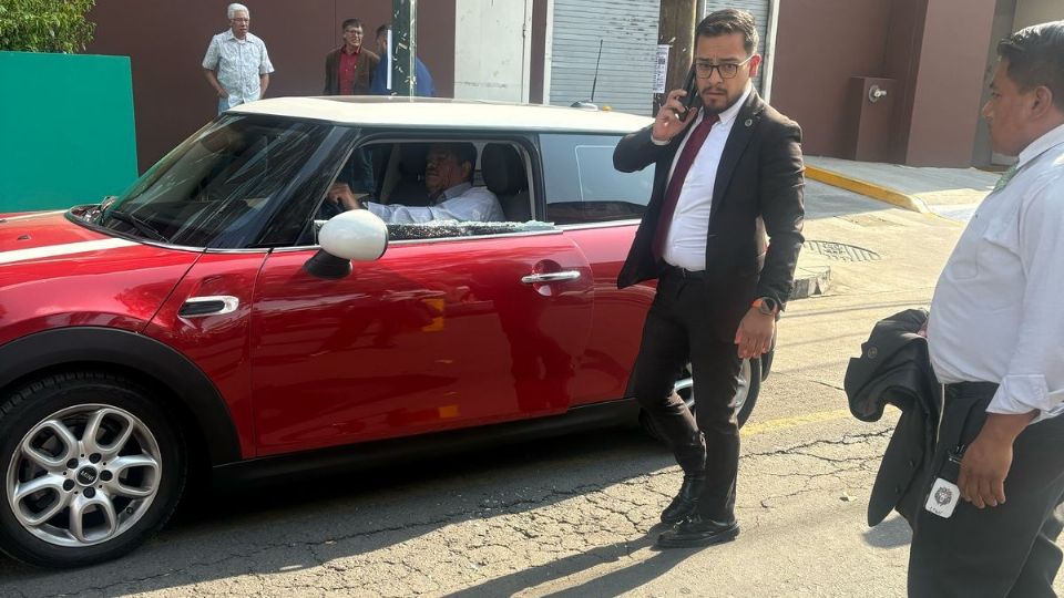 La víctima esperaba al funcionario judicial cuando dos sicarios lo balearon y posteriormente escaparon en el Metro Línea 3.