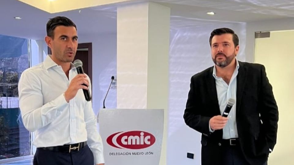 Felipe Flores, director de la Red Estatal de Autopistas, presenta los proyectos viales de Nuevo León a los miembros de la CMIC, destacando la importancia de las obras para el desarrollo regional y el comercio internacional.
