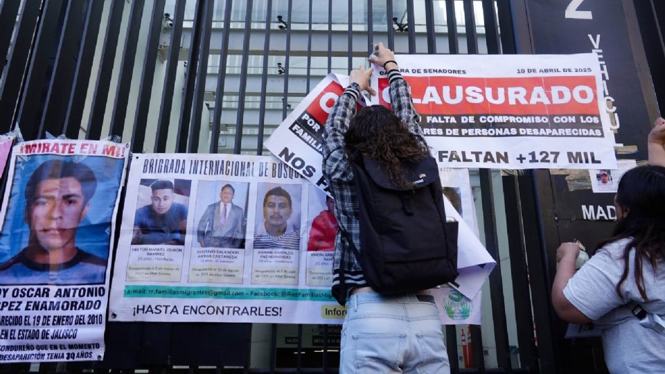Integrantes de colectivos de búsqueda y familiares de desaparecidos realizaron la clausura simbólica de la Cámara de Senadores.