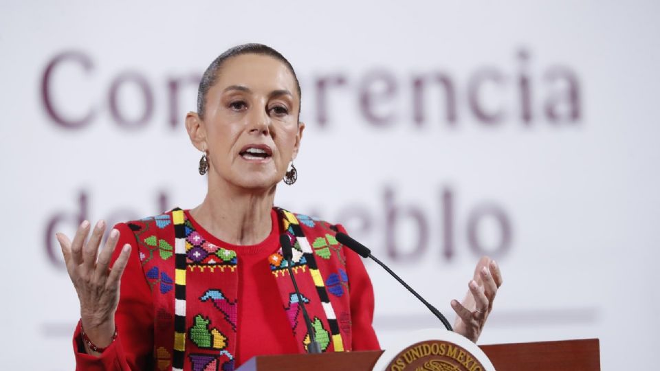 la presidenta de México, Claudia Sheinbaum habla este viernes, durante una rueda de prensa en Palacio Nacional de la Ciudad de México.