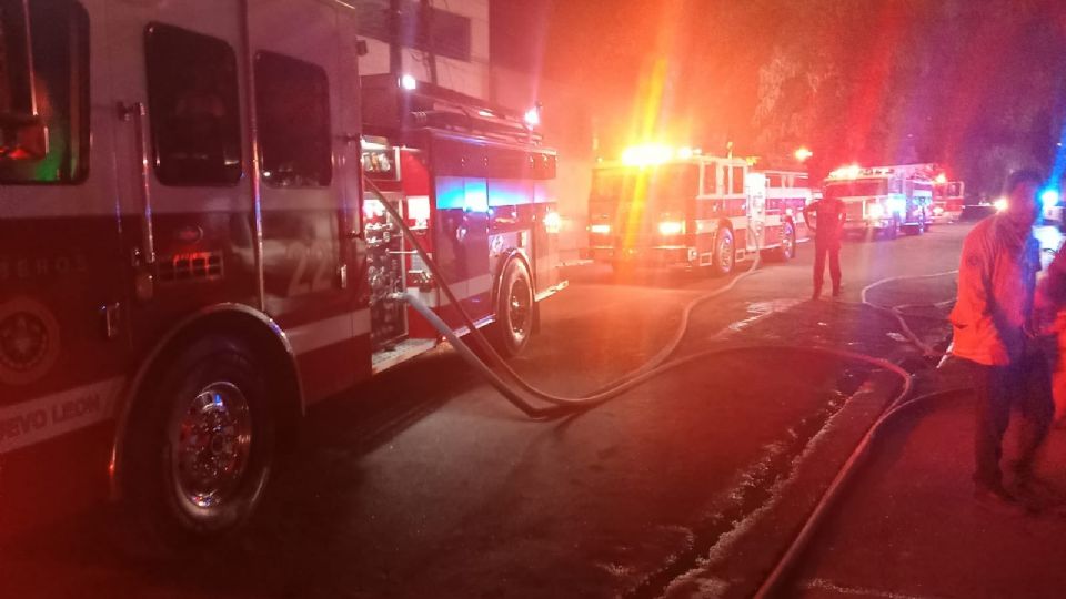 Bomberos Nuevo León y elementos del 911 de San Pedro sofocaron las llamas en el establecimiento.