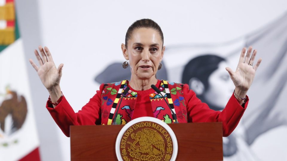 La presidenta de México, Claudia Sheinbaum, habla este viernes, durante una rueda de prensa en Palacio Nacional de la Ciudad de México (México).