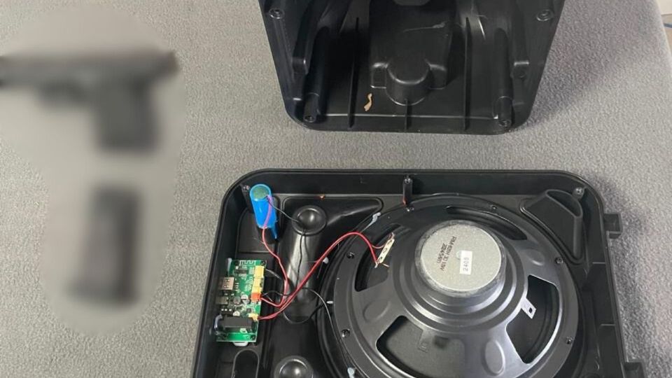 La FGR aseguró armas y cartuchos ocultos en una bocina transportada por una empresa de paquetería en General Bravo, Nuevo León.