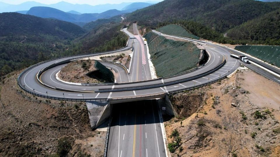 Los paseantes pueden recorrer la autopista Mitla-Tehuantepec en Oaxaca, obra de 170 kilómetros, que concluyó la SICT.
