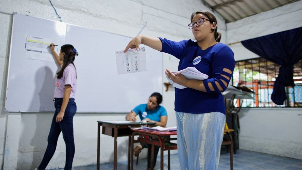 Funcionarios electorales cuentan las papeletas en un colegio electoral durante las elecciones presidenciales, en Ecuador.