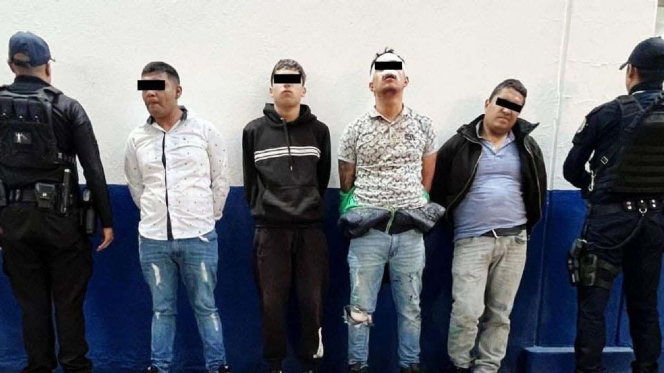 Luego de una revisión de seguridad, les aseguraron un arma de fuego corta.