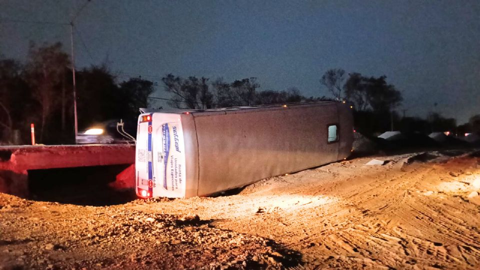 La unidad de pasajeros quedó sobre las obras de ampliación de la carretera.
