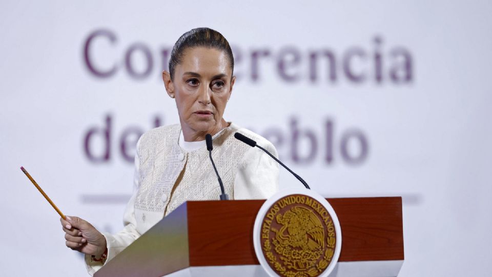 La presidenta de México, Claudia Sheinbaum, habla durante una rueda de prensa este miércoles, en el Palacio Nacional de la Ciudad de México (México).