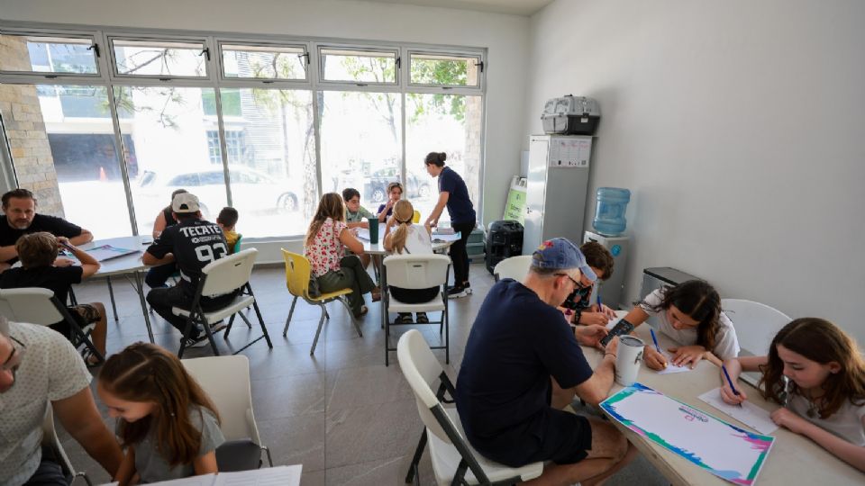 Niñas y niños aprenden sobre emprendimiento en un taller previo al Mercadito de la Fregonería en San Pedro.