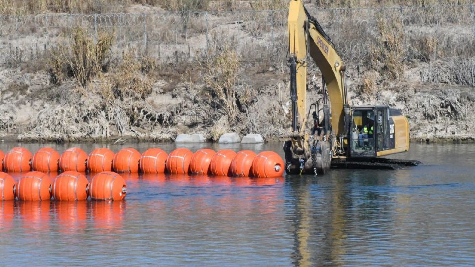 Administración Trump va por 27 kilómetros de boyas en la frotera con México.