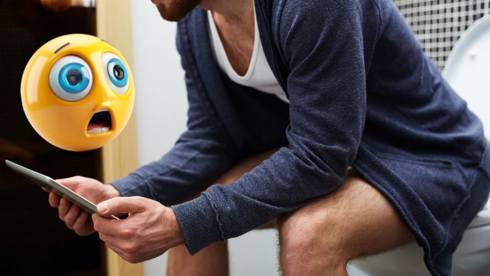 ¡Ya no lo hagas! Esto te podría pasar si insistes en usar el celular mientras haces del baño.