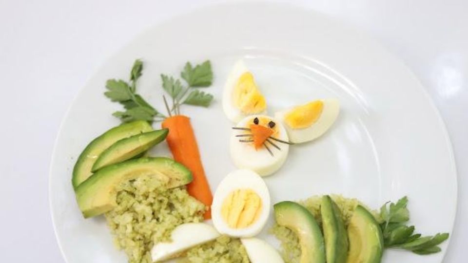 Se recomienda que el consumo de pescados y mariscos sea en preparaciones cocidas, y evitar los platillos crudos.