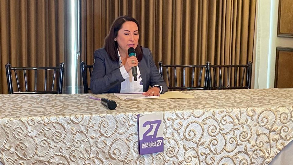Darlene Rojas Olvera durante su encuentro con medios, donde expuso su visión de una justicia más cercana y empática.