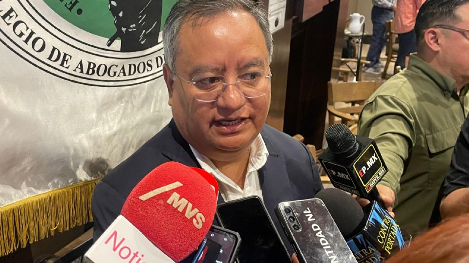 Eduardo Santillán durante su encuentro con juristas en Monterrey, donde compartió su visión sobre justicia accesible y campañas electorales sin derroche.