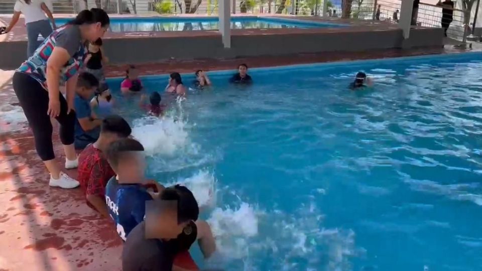 Niños disfrutan de actividades deportivas y recreativas en los campamentos gratuitos de Santa Vacaciones 2025.