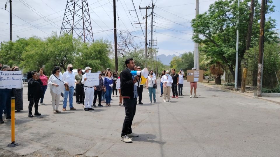 Con pancartas y consignas, vecinos caminaron hasta la entrada de Zinc Nacional para exigir respuestas por los daños que atribuyen a la contaminación.