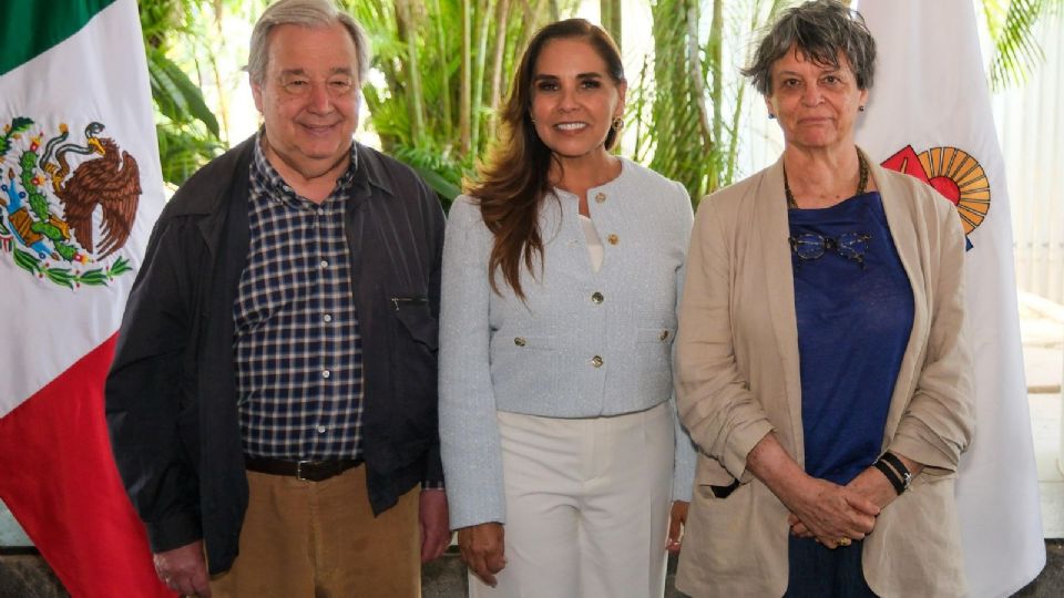 La gobernadora Mara Lezama, entregó unas muestras de bordados quintanarroenses del sur de nuestro estado.