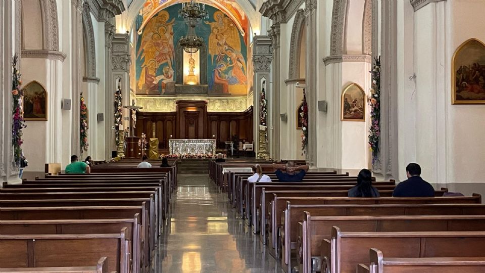 Fieles se reunieron en la Catedral Metropolitana de Monterrey durante el homenaje con 88 campanadas en memoria del Papa Francisco, fallecido este lunes en el Vaticano.