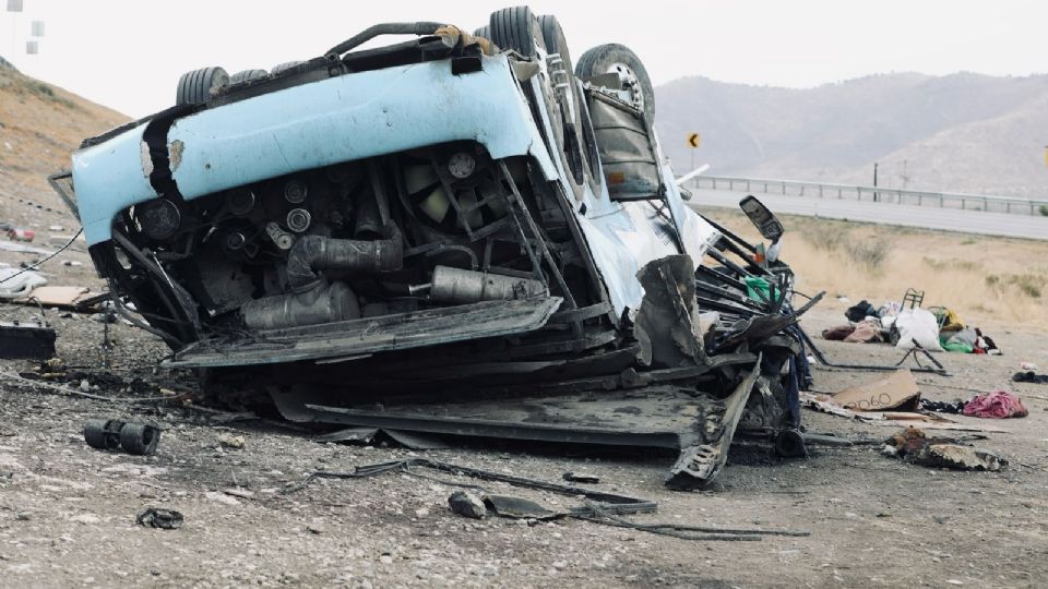 Autoridades atendieron el accidente en la Matehuala-Saltillo, donde un autobús volcó con al menos 20 pasajeros a bordo.